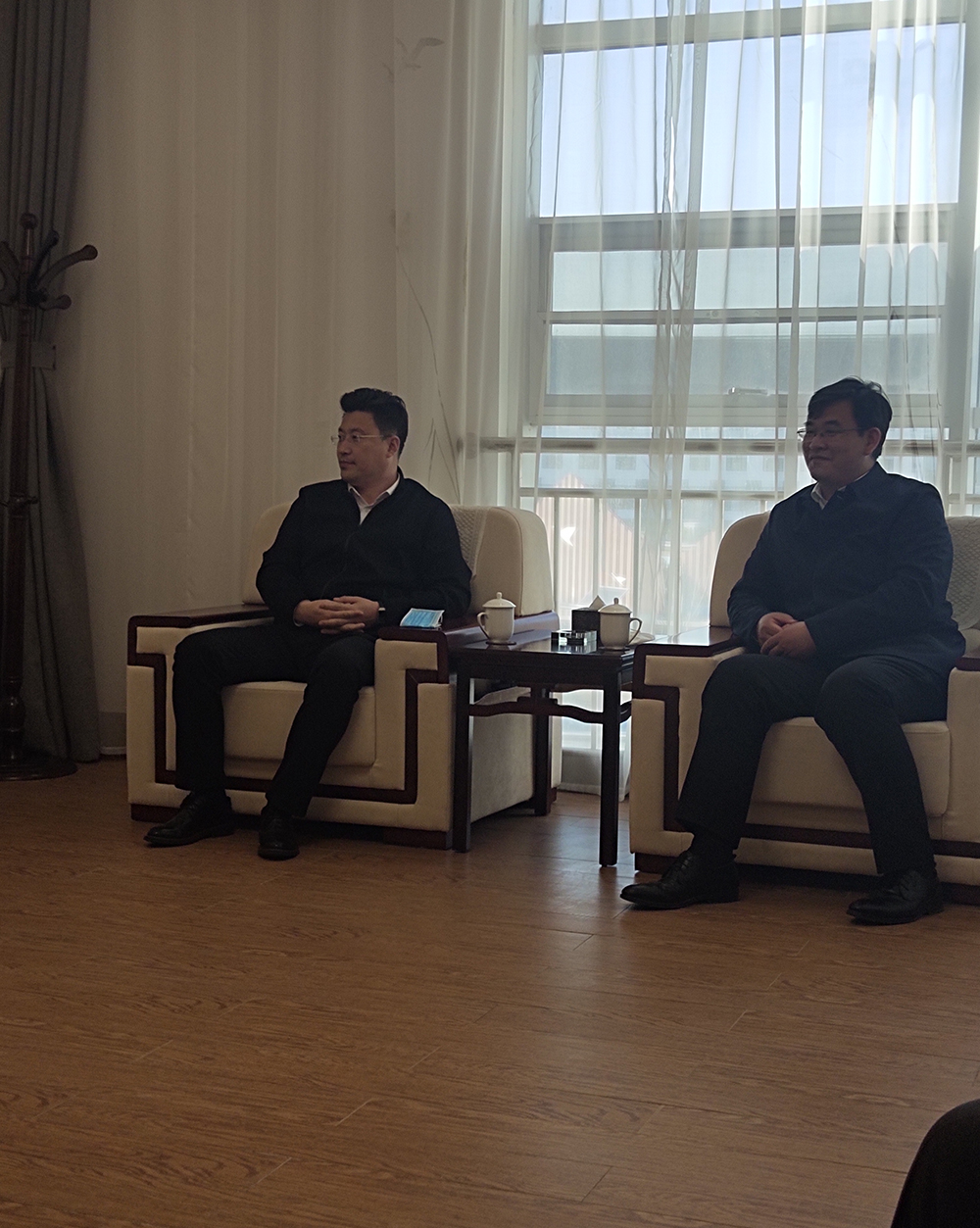 天亿金集团董事长孙浩天（孙玉州）（左）、寿光市组织部部长王法顺（右）